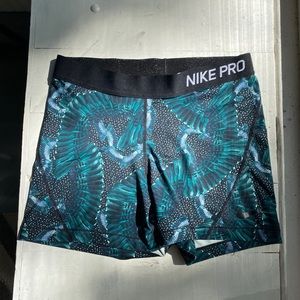 Women’s Nike Pros in Neptune Green